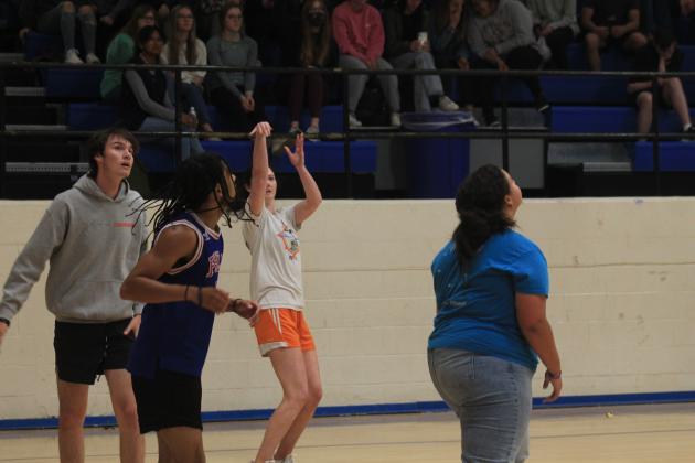 GHS students compete in a 3-on-3 basketball game
