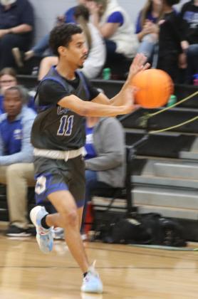 Coyle's Isaiah Lemons makes the pass in the game at Mulhall on Dec. 3