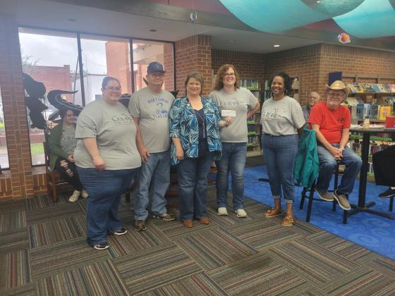 Guthrie Kiwanis Donates to Library
