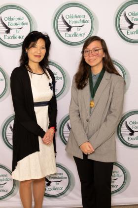 Sheryl WuDunn congratulates Aeryn Shields (Photo by Ervin Photography)