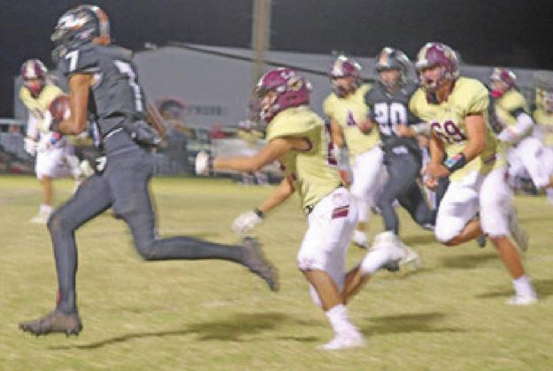 Kade Varner outruns the Cashions defense for a big gain
