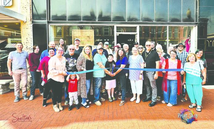 The Guthrie Chamber of Commerce recently held a Ribbon Cutting Ceremony for their investor, I’ve Been Framed. I’ve Been Framed is located at 117 W. Oklahoma Ave in the heart of downtown Guthrie. They have over 10 years of custom framing experience. They also offer a variety of gift items including candles, art, jewelry, and more. Check out their Facebook page or call (405) 926-4623 for more information. Welcome to the Chamber! Photo by Shelton’s Photography &amp;amp; Design