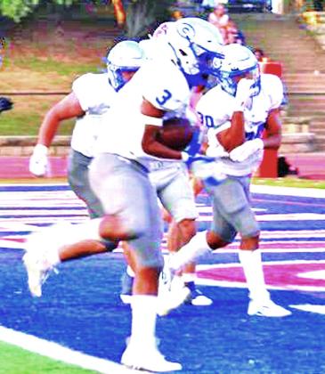 Tyrin Eaton scores his first touchdown of the 2022 season on an end around. Photo courtesy of Ponca City News.