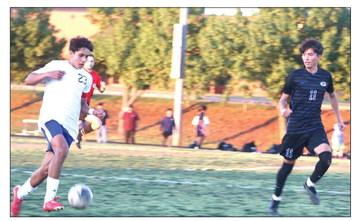 Carlos Hernandez plays defene against Durant.