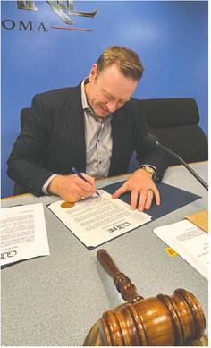 Mayor Adam Ropp signs a proclamation recognizing Oct. 18-24, 2026, as National Friends of Libraries Week during a Guthrie City Council meeting. The proclamation honors the Friends of the Guthrie Public Library for their fundraising, volunteer service and continued support of library programs and services.
