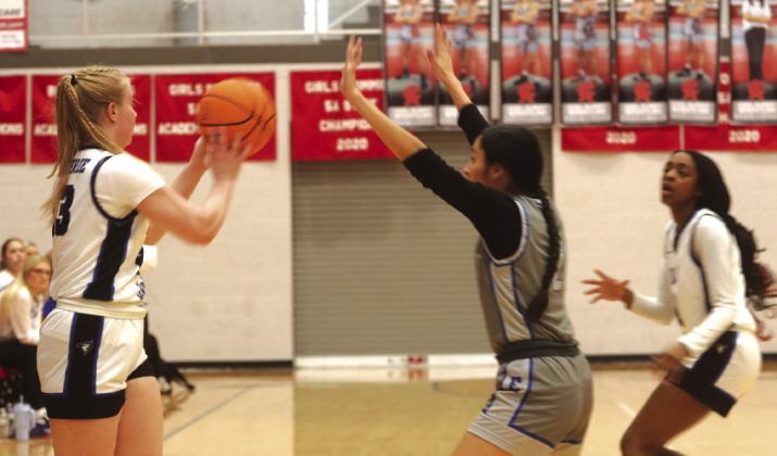 Kynlee Smedley looks to get ball to Mariah Dightman on Feb.23.
